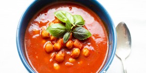Beitragsbild des Blogbeitrags Tomaten-Kichererbsen-Suppe (vegan)