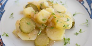 Beitragsbild des Blogbeitrags Kartoffelsalat – jederzeit willkommen, aber immer ohne Mayo!