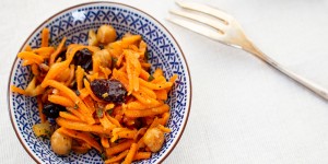 Beitragsbild des Blogbeitrags Karottensalat mit gerösteten Kichererbsen