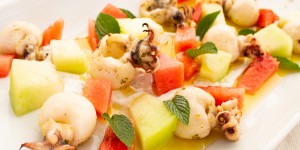 Beitragsbild des Blogbeitrags Calamari mit Melonensalat nach Johann Lafer 