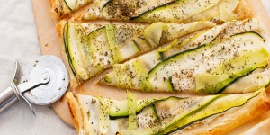 Beitragsbild des Blogbeitrags Blätterteig Tarte mit Zucchini und Ziegenkäse