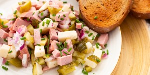 Beitragsbild des Blogbeitrags Schweizer Wurstsalat: einfache und schnelle Brotzeit