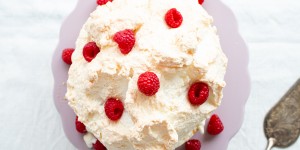 Beitragsbild des Blogbeitrags Himbeer-Baiser-Torte: ein Sommertraum