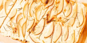 Beitragsbild des Blogbeitrags Flatbread mit Ziegenkäse, Birne und Honig
