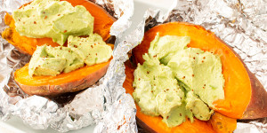 Beitragsbild des Blogbeitrags Süßkartoffel-Kumpir: Gefüllte Kartoffeln mit Guacamole