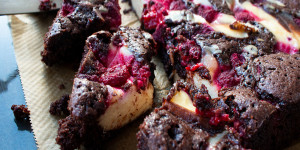 Beitragsbild des Blogbeitrags Brownie-Cheesecake mit Himbeeren nach Linda Lomelino
