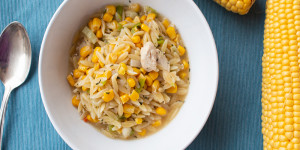 Beitragsbild des Blogbeitrags Schnelles Essen: Reisnudeln mit Mais und Hähnchen