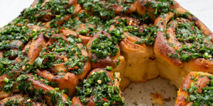 Beitragsbild des Blogbeitrags Pikante Hefeteigschnecken mit Sumach-Zwiebeln