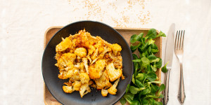 Beitragsbild des Blogbeitrags Harissa-Blumenkohl mit Sesam-Sauce