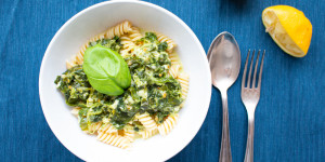 Beitragsbild des Blogbeitrags One Pot Pasta mit Spinat und Zitrone