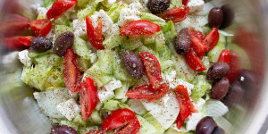 Beitragsbild des Blogbeitrags Ein schnelles, gesundes Abendessen ohne Großeinkauf: Griechischer Salat 