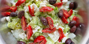 Beitragsbild des Blogbeitrags Ein schnelles, gesundes Abendessen ohne Großeinkauf: Griechischer Salat