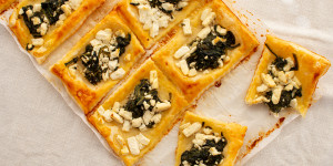 Beitragsbild des Blogbeitrags Blätterteigtaschen mit Blattspinat und Feta