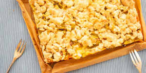 Beitragsbild des Blogbeitrags Rhabarberkuchen mit Vanillepudding und Streuseln