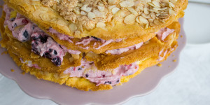 Beitragsbild des Blogbeitrags Himmelstorte: Eine vierstöckige Festtagstorte (Naked Cake mit Brombeeren)