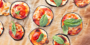 Beitragsbild des Blogbeitrags Low Carb Mini Pizza (veggie) 