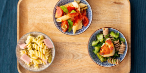 Beitragsbild des Blogbeitrags Nudelsalat: klassisch und Low Carb