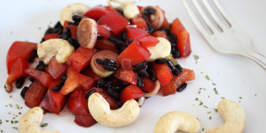 Beitragsbild des Blogbeitrags Schwarzer Reissalat mit Paprika und Cashews (vegan und Low Carb)