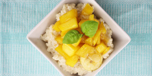 Beitragsbild des Blogbeitrags Milchreis mit Kokos, Mango und Banane 