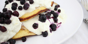 Beitragsbild des Blogbeitrags Pancakes mit Heidelbeeren und Sahne-Quark: Ein Traum am Morgen! 