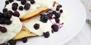Beitragsbild des Blogbeitrags Pancakes mit Heidelbeeren und Sahne-Quark: Ein Traum am Morgen!