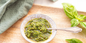 Beitragsbild des Blogbeitrags Basilikum-Pesto selbst machen