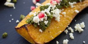 Beitragsbild des Blogbeitrags Geschmorter Kürbis mit Pesto und Feta