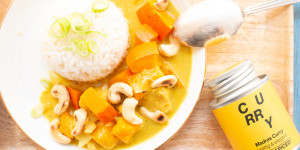 Beitragsbild des Blogbeitrags Kürbis Curry mit Reis