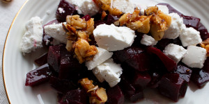 Beitragsbild des Blogbeitrags Rote Beete Salat mit Feta und Karamell-Nüsse