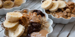 Beitragsbild des Blogbeitrags Baked Oats mit Schoko, Erdnussbutter und Banane 