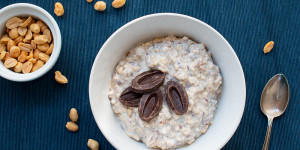 Beitragsbild des Blogbeitrags Overnight Oats mit Schokolade und Erdnuss 