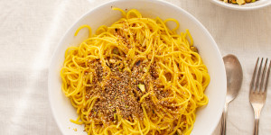 Beitragsbild des Blogbeitrags Goldene Pasta mit Pistazien-Dukkah