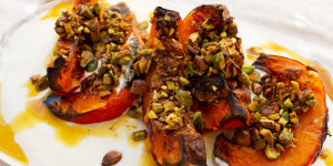 Beitragsbild des Blogbeitrags Kürbis mit Pistazienbutter und Joghurt