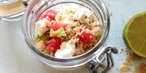 Beitragsbild des Blogbeitrags sommerlicher Couscous Salat mit Melone