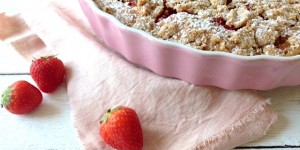 Beitragsbild des Blogbeitrags Erdbeer Rhabarber Kuchen mit Streusel 