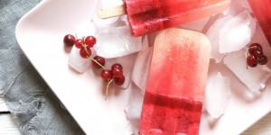 Beitragsbild des Blogbeitrags Zitronen Ribisel Popsicles | Eis am Stiel selbst gemacht