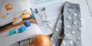 Beitragsbild des Blogbeitrags Bäuchleinöl und Zwiebelsocken | Hausmittel für Kinder 