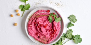 Beitragsbild des Blogbeitrags Rote Beete Hummus | Aufstrich aus Kichererbsen und Roten Rüben 