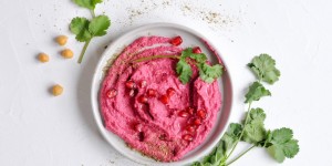 Beitragsbild des Blogbeitrags Rote Beete Hummus | Aufstrich aus Kichererbsen und Roten Rüben