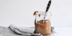 Beitragsbild des Blogbeitrags veganes Schoko Mousse mit Banane