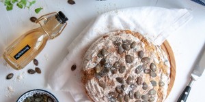 Beitragsbild des Blogbeitrags Kürbiskernbrot aus Sauerteig | Brot backen mit Apfelessig 