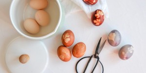 Beitragsbild des Blogbeitrags Eier färben mit Naturfarben | natürliche Farben für Ostereier 