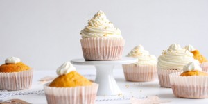 Beitragsbild des Blogbeitrags Karotten Cupcakes mit Frosting | zauberhaftes Rezept 