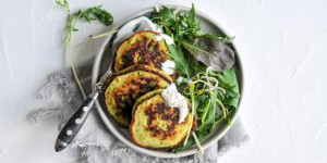 Beitragsbild des Blogbeitrags Erbsen Pancakes mit Dip | schnelle Familienküche