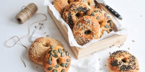 Beitragsbild des Blogbeitrags vegane Bagels mit Dinkel und Körnern 