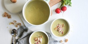 Beitragsbild des Blogbeitrags Radieschen Blätter Suppe | cremige Suppe mit Cheddar 