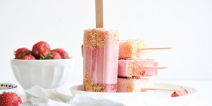 Beitragsbild des Blogbeitrags Popsicles selbst gemacht | fruchtiges Erdbeereis mit Haferdrink