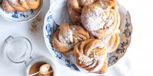 Beitragsbild des Blogbeitrags schwedische Zimtknoten | Kanelknuter wie in Schweden aus Hefeteig
