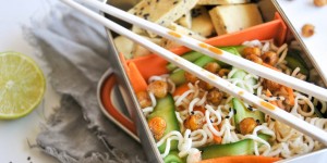 Beitragsbild des Blogbeitrags Asiatischer Gurkensalat mit Nudeln und selbst gemachten Kräckern 