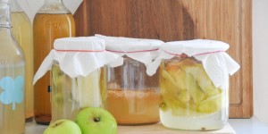 Beitragsbild des Blogbeitrags Apfelessig selbst gemacht | Resteverwertung in der Küche und bewusst Einkaufen als Familie